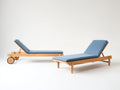 2er-Set Sonnenliegen aus Massivholz 200 x 65 x 35 cm - Natur und Blau - verstellbare Rückenlehnen mit Rollen